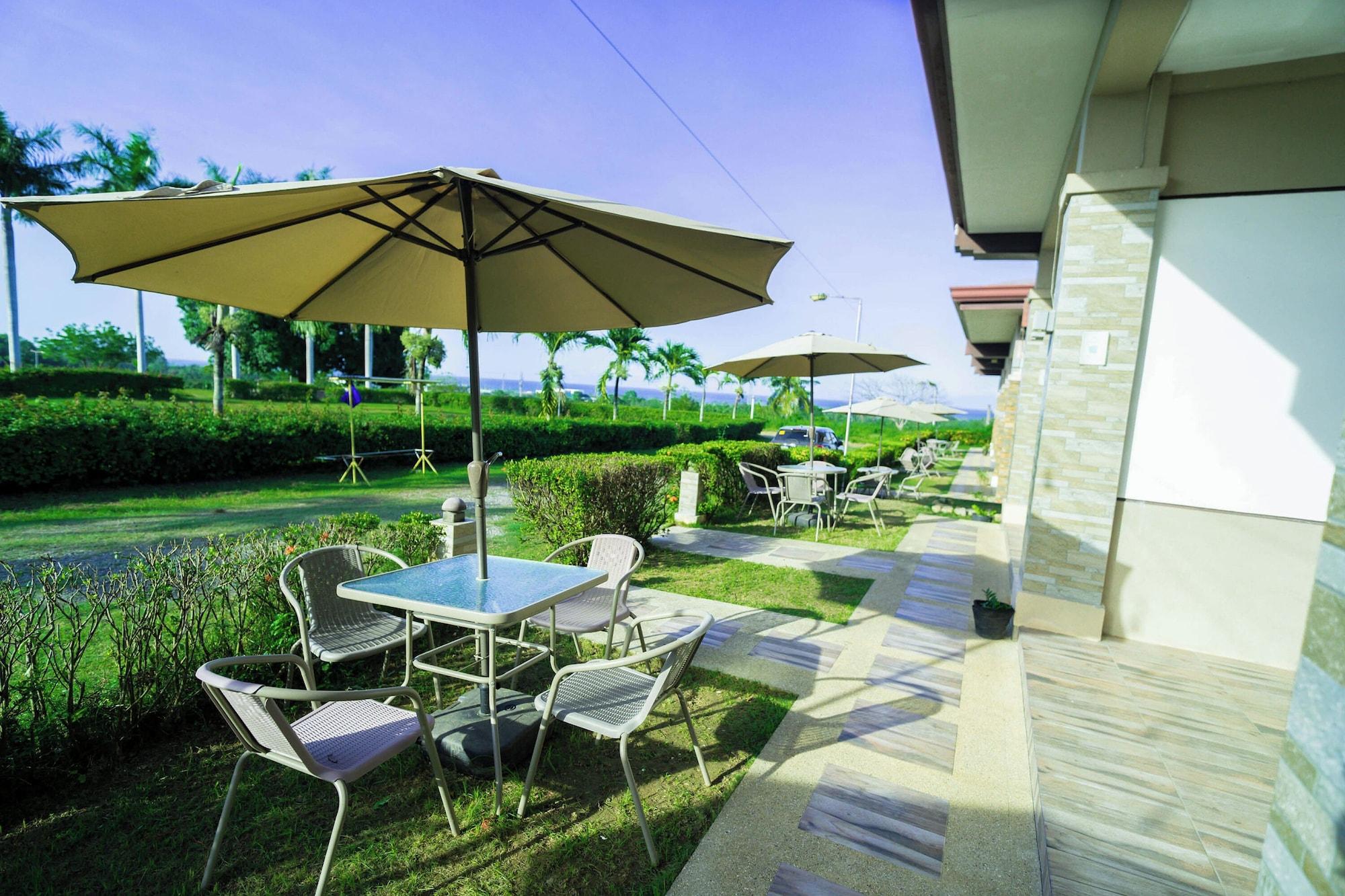 Vista Exterior Brevant Pool Club And Resort