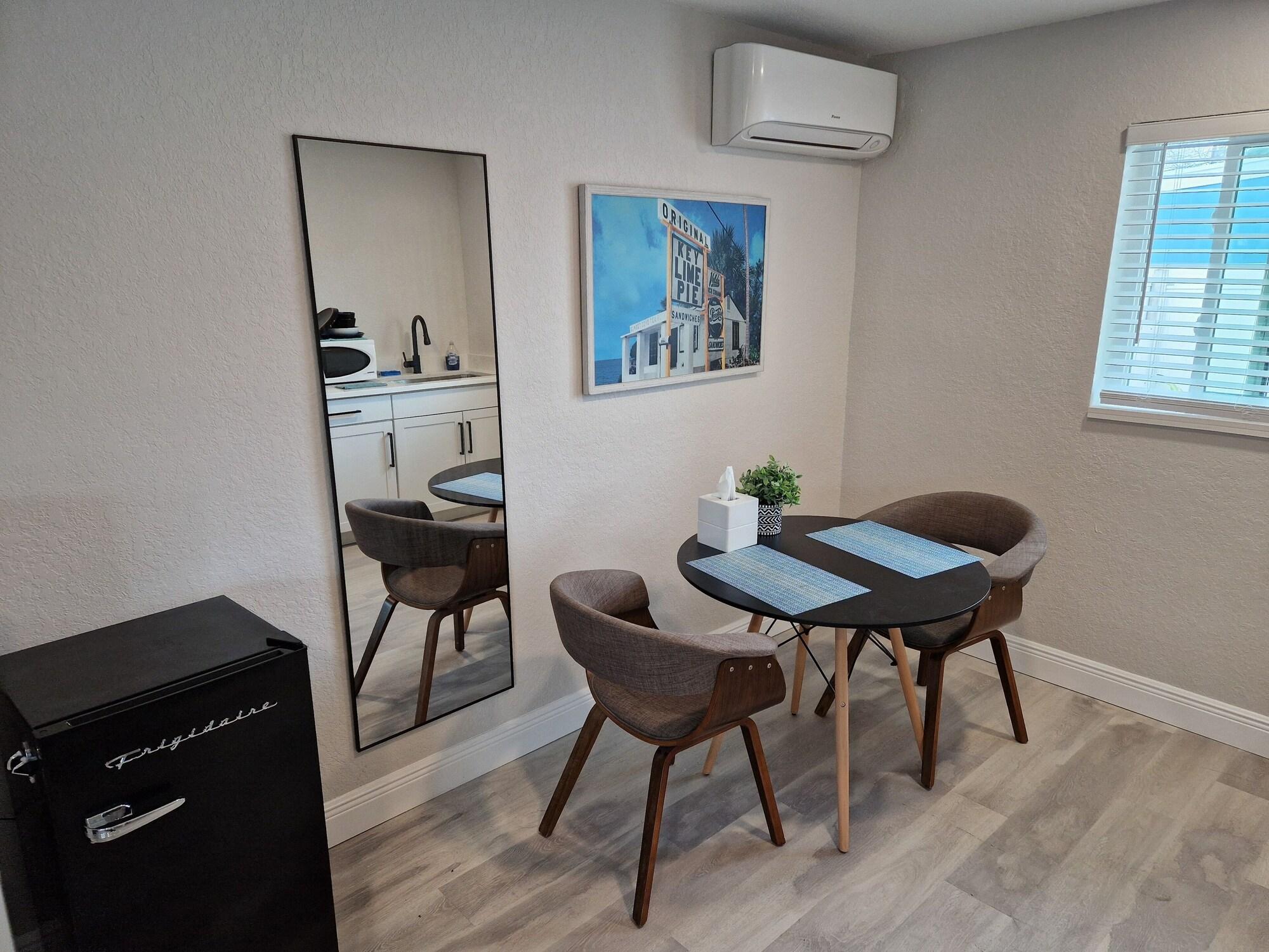 Varios Palm Cove Motel