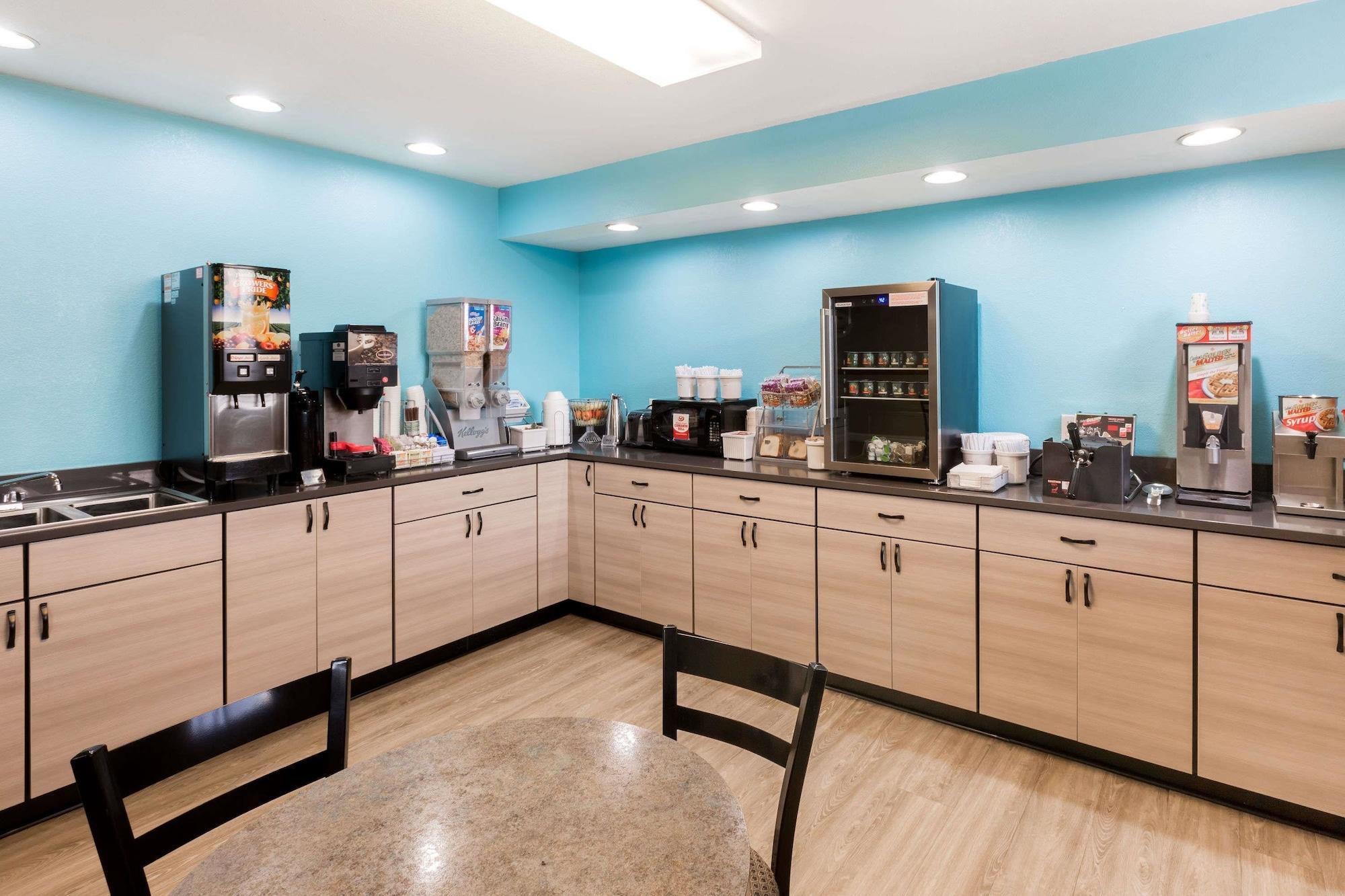 Restaurant Super 8 by Wyndham Hays KS