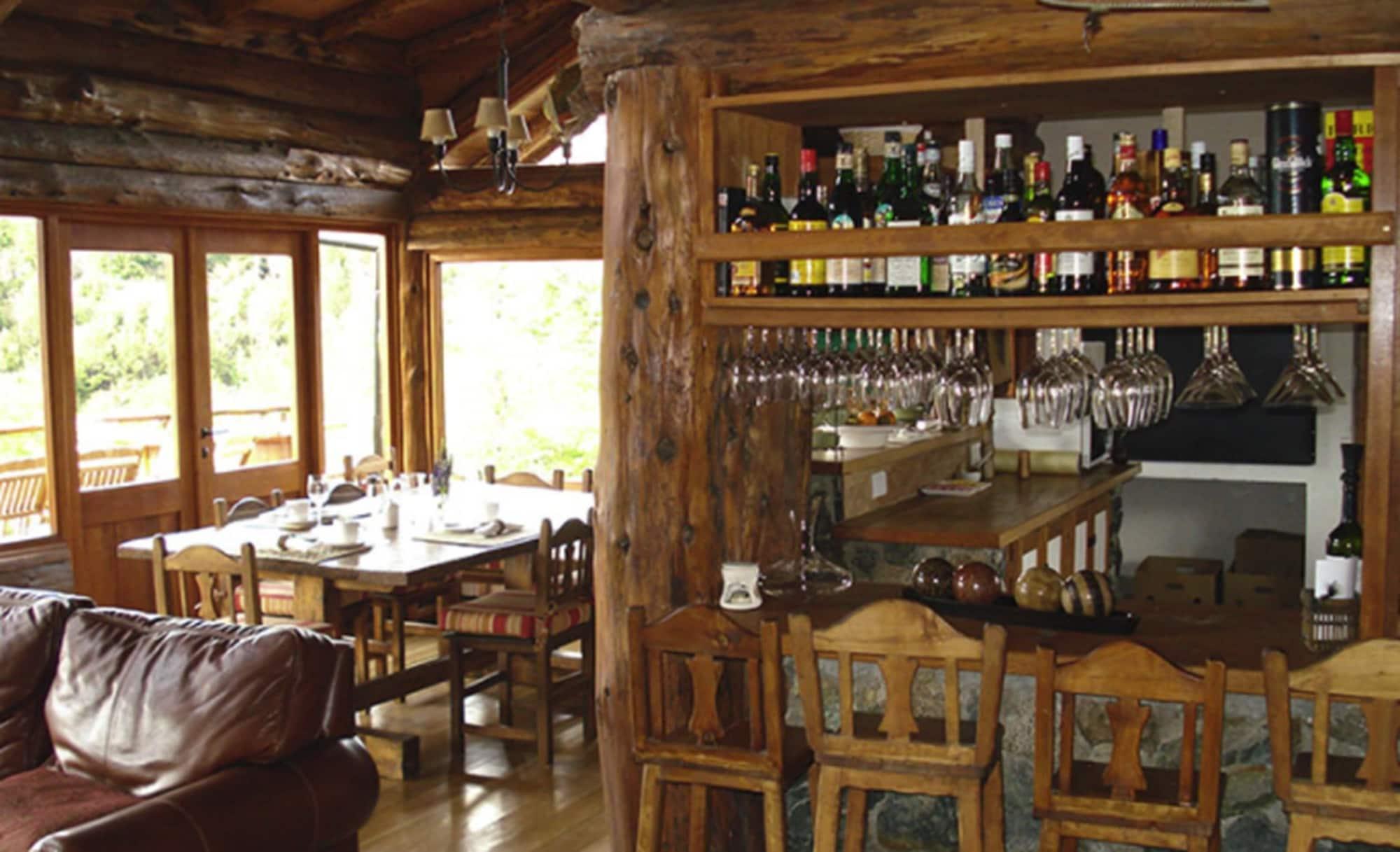 Bar/Salón Laguna Larga Lodge