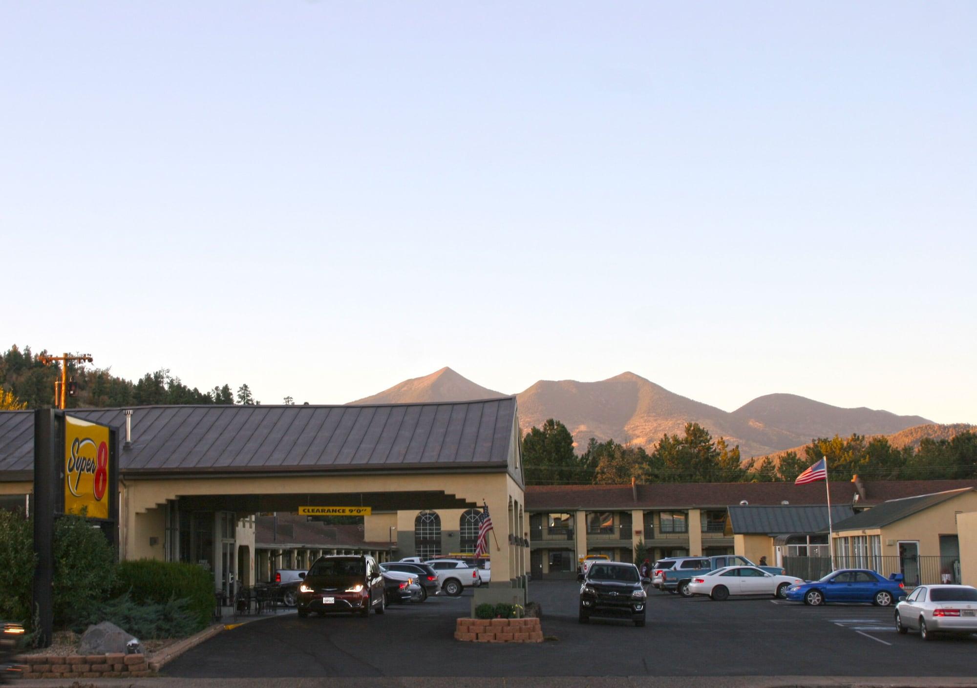 Vista Exterior Super 8 by Wyndham Conference Center NAU/Downtown