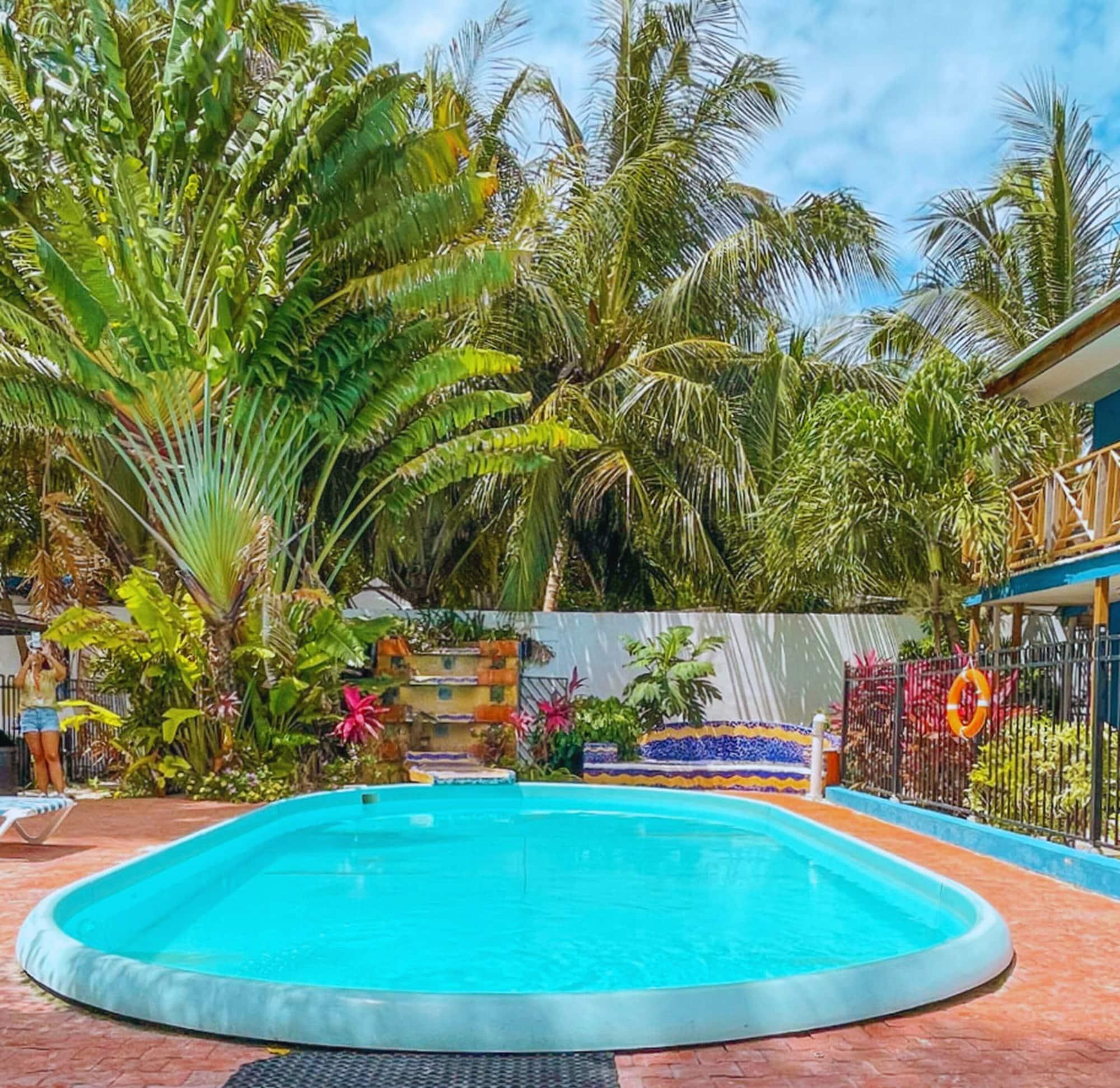 Vista Piscina Cocoplum Beach Hotel