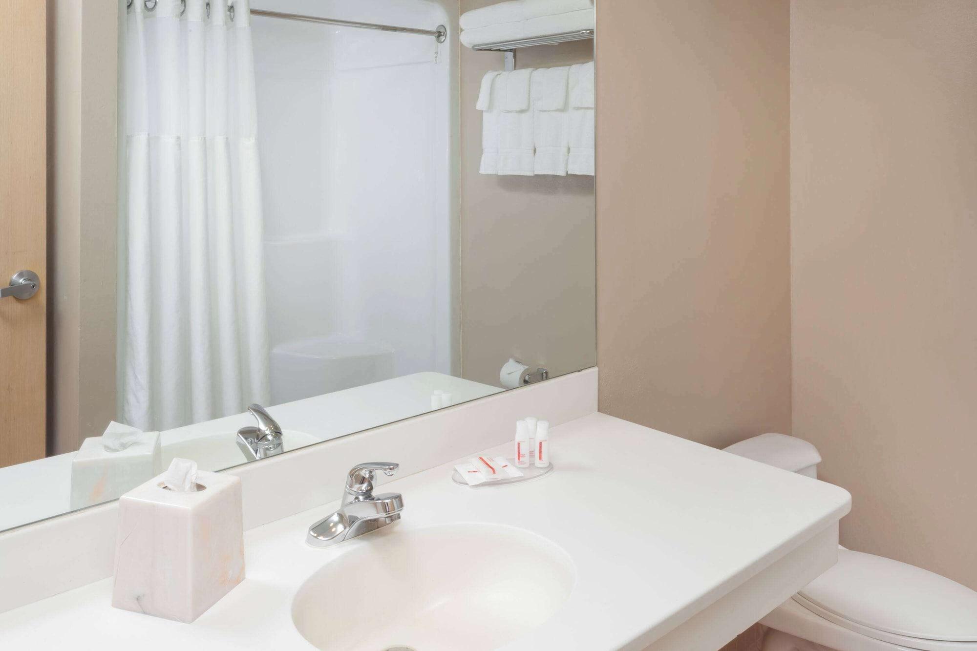 Equipamiento de Habitación Ramada Hotel & Conference Center by Wyndham Hammond