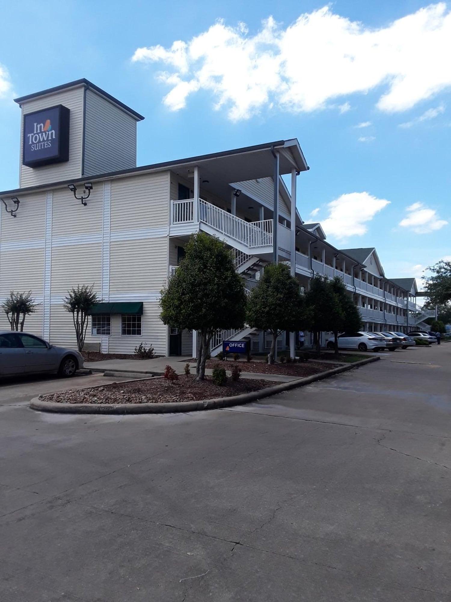 Vista Exterior Intown Suites Extended Stay Houston - Westchase