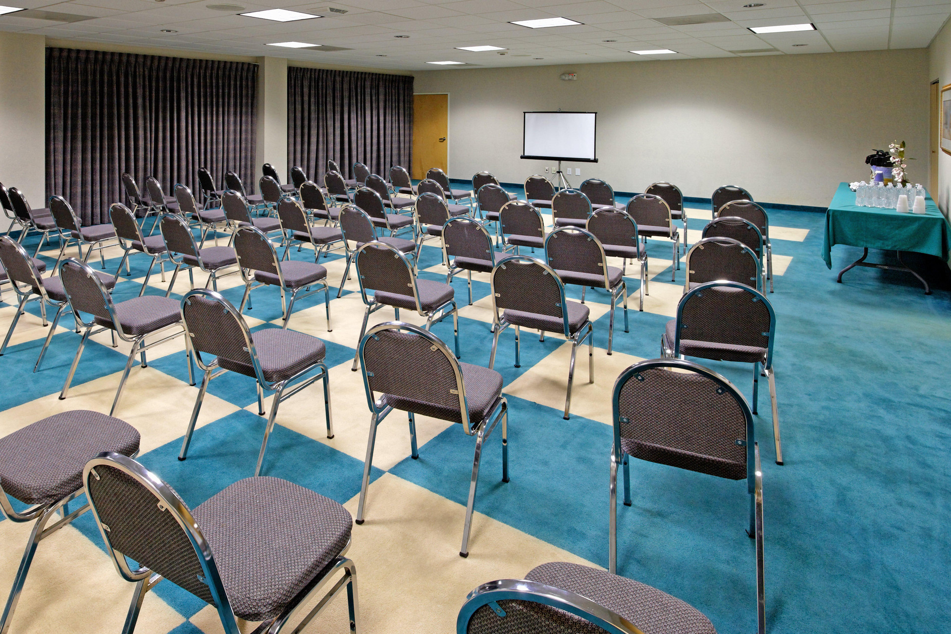 Centro de Negocios Holiday Inn Express Rivercenter