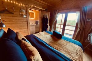 Alquiler Vacacional - Special Lakeside Hideaway | For Two | with Hot Tub | Kingfisher Lakes Glamping