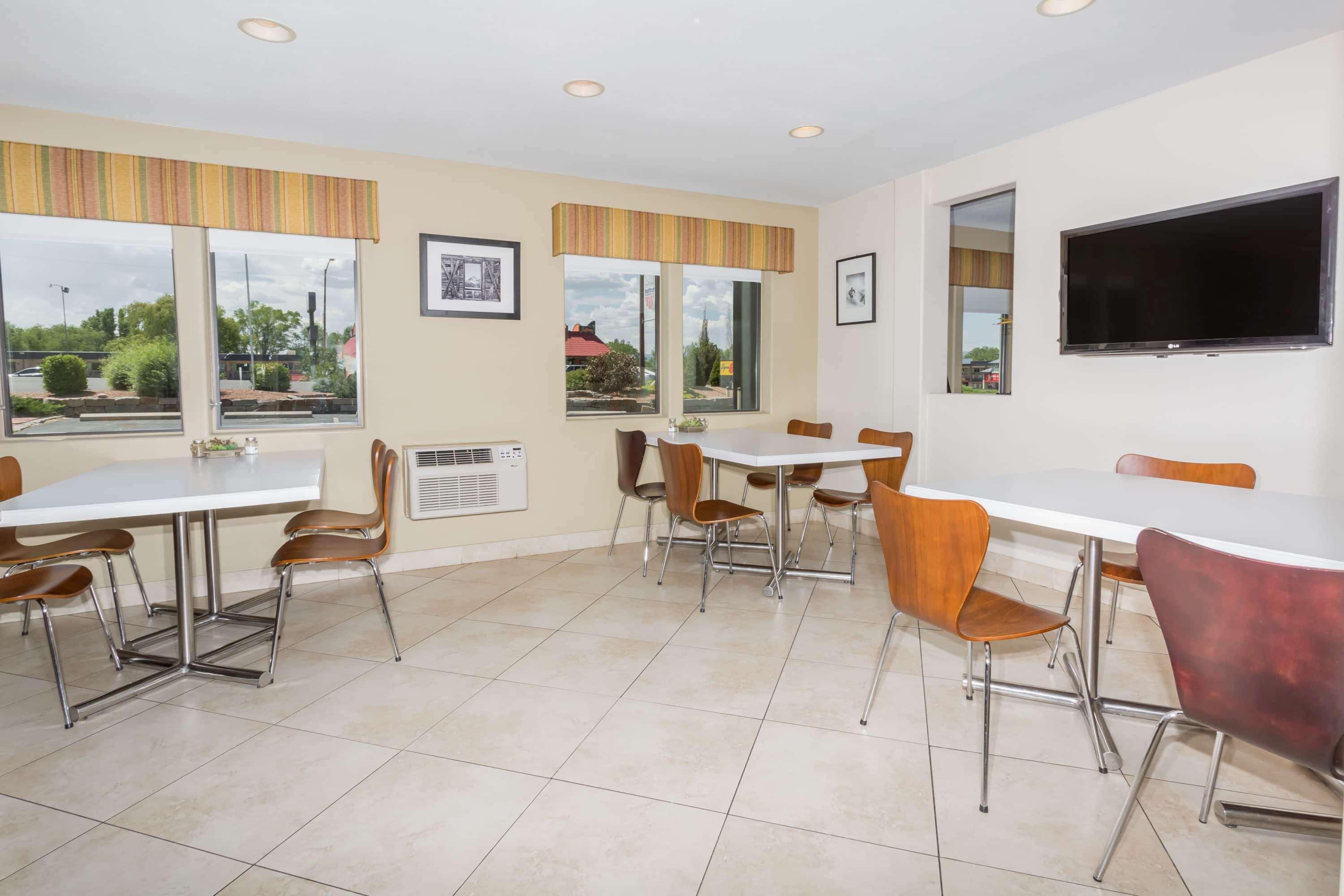 Vista Lobby Super 8 by Wyndham Montrose