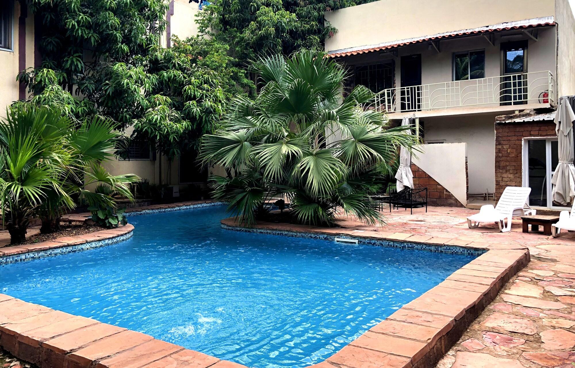 Vista Piscina Hotel La Chaumiere