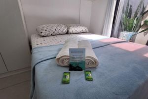 Alquiler Vacacional - Modern apartment with its own small backyard and swimming pool