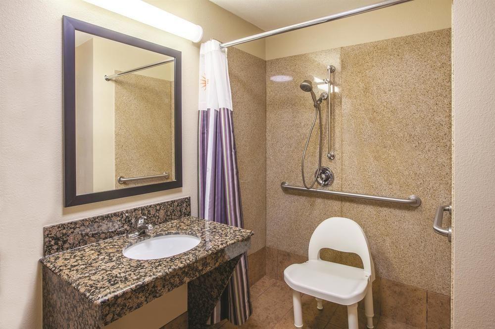 Vista Exterior La Quinta Inn & Suites by Wyndham Hillsboro
