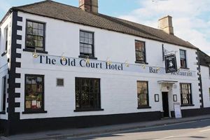 Alojamiento - The Old Court Hotel