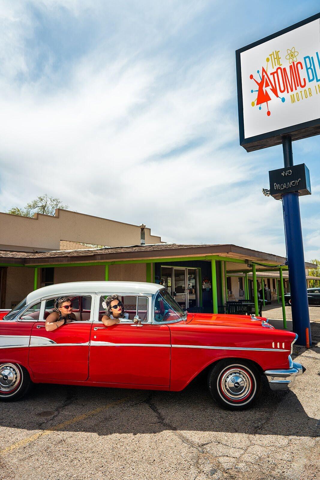 Varios The Atomic Blue Motor-Inn
