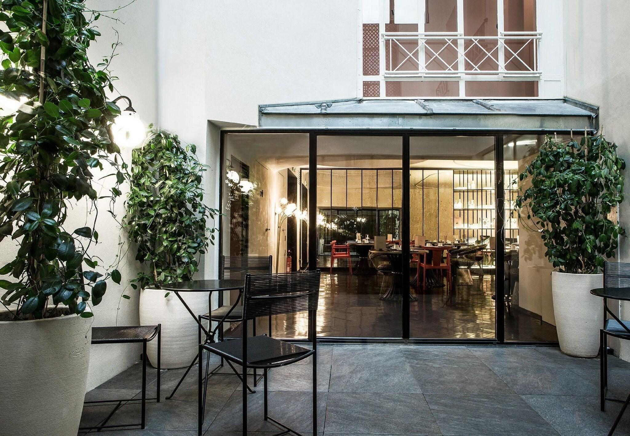 Varios Htl du Rond-Point des Champs-Esprit de France