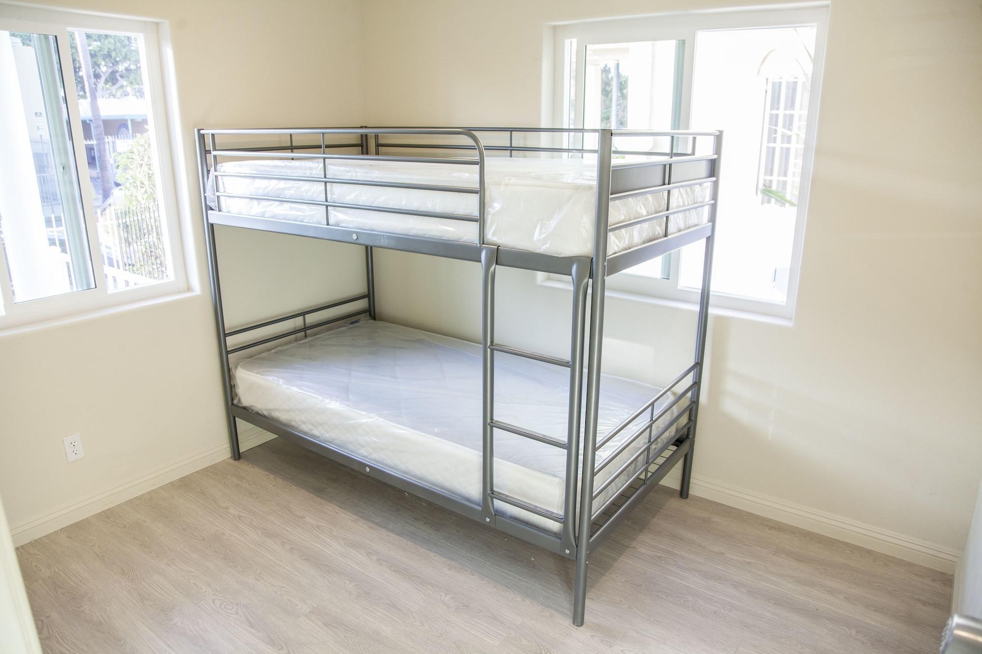 Varios Los Angeles Extended Stay Hostel