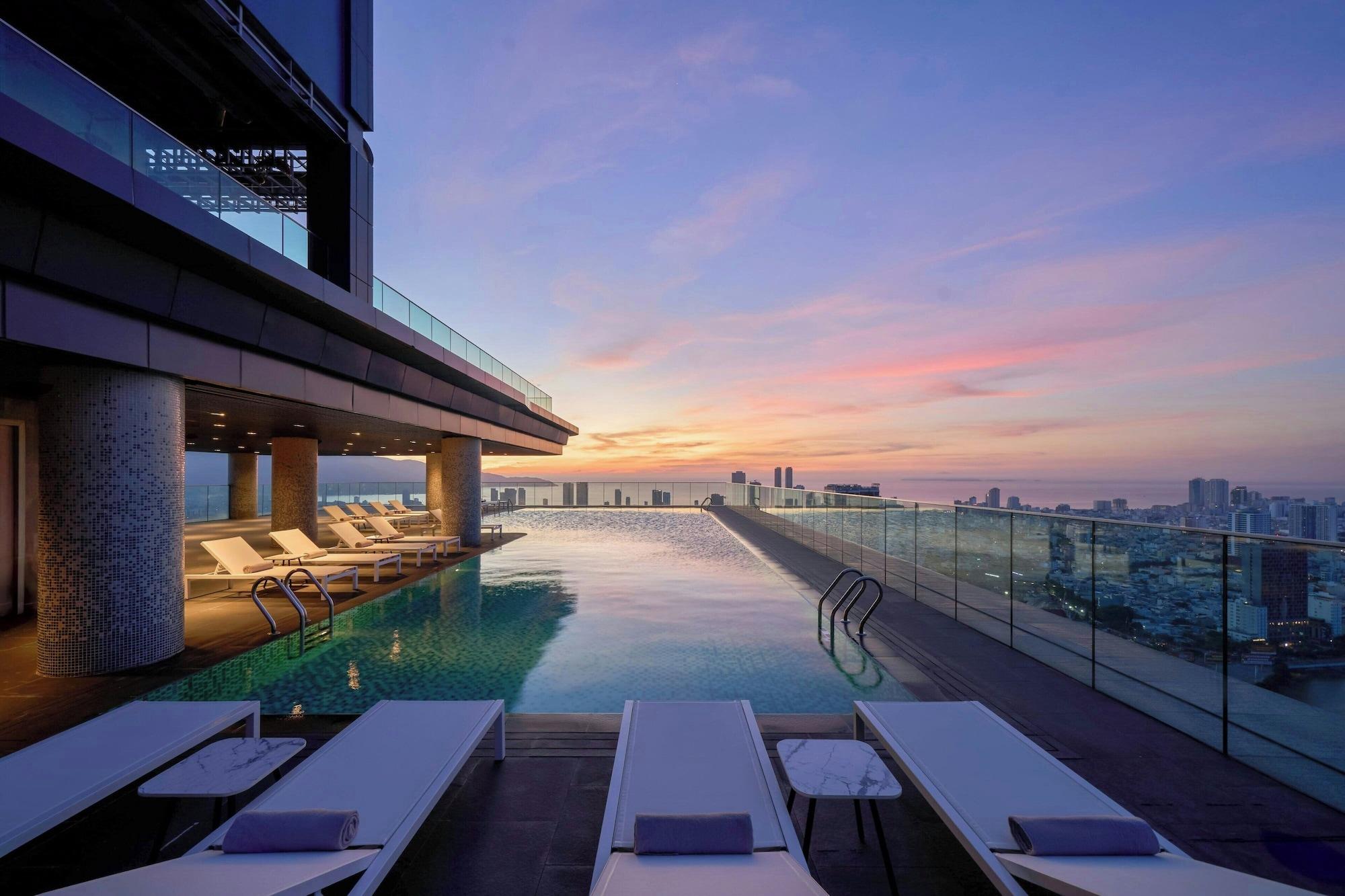 Vista Piscina Marriott Executive Apartments Danang, Han River