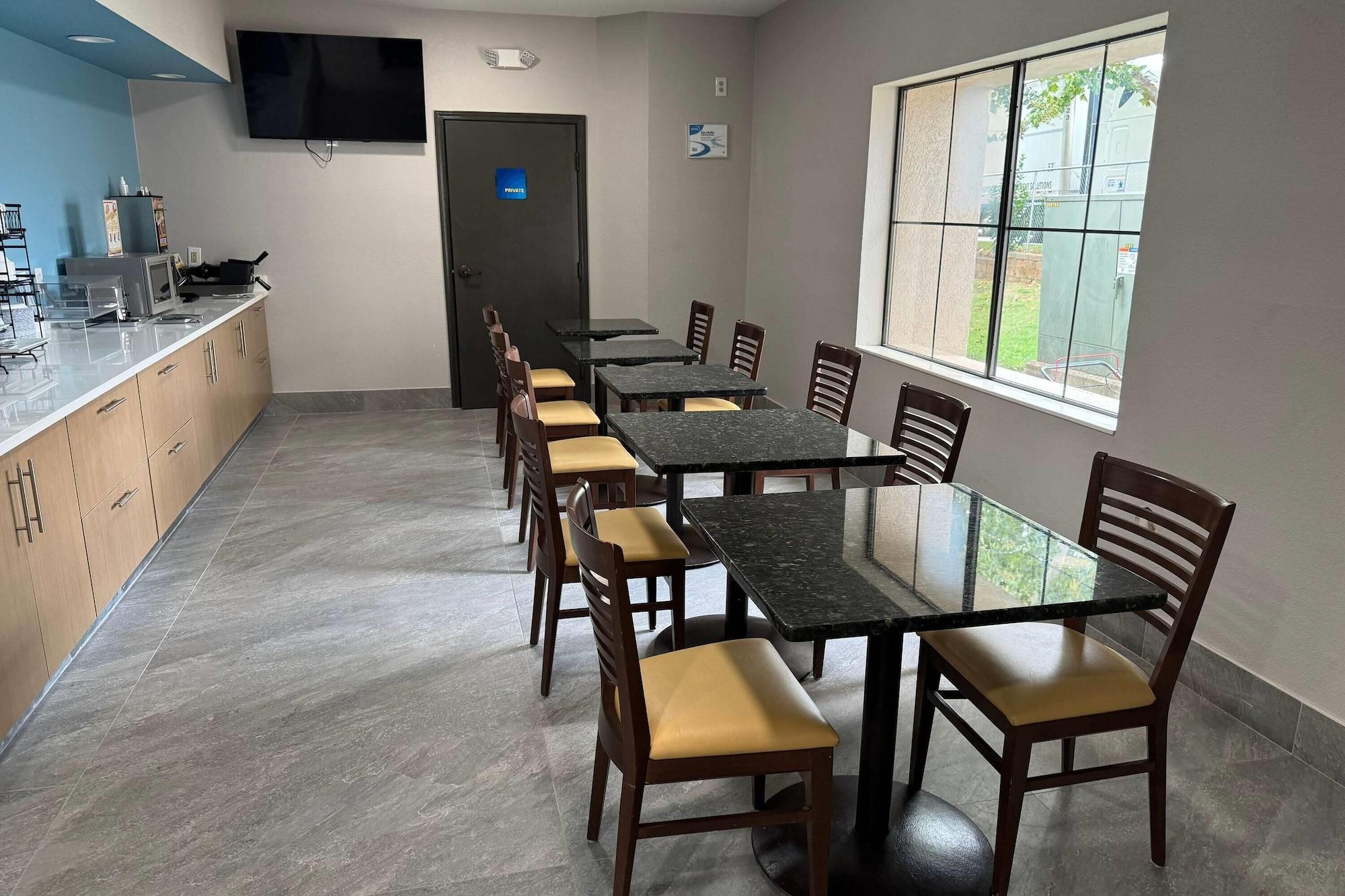 Restaurant Days Inn by Wyndham McDonough