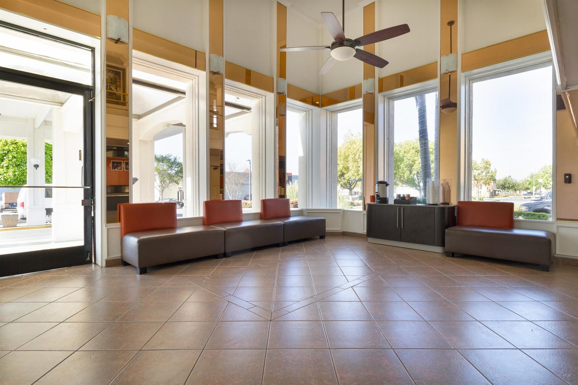 Vista Lobby Motel 6 Claremont, CA