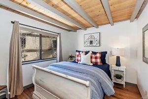 Renta Vacacional - Cozy Family Cabin Near Lake & Village, Fully Fenced Yard, Dogs Welcome!
