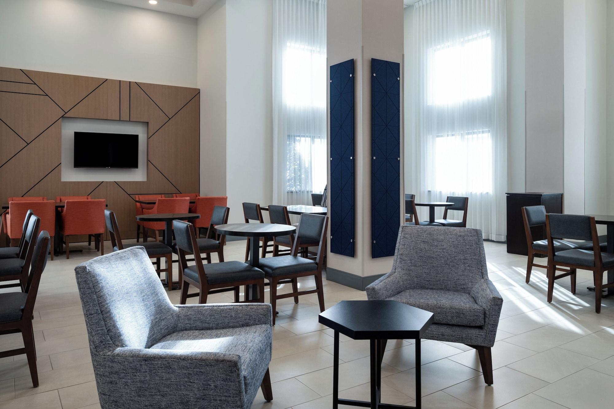 Vista Exterior Holiday Inn Express & Suites Midwest by IHG