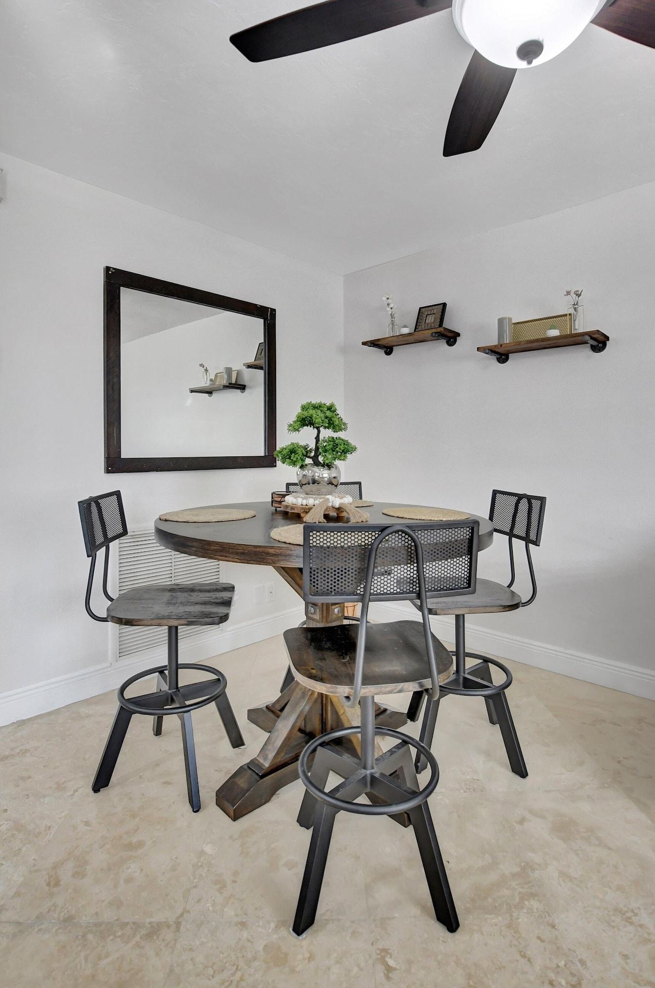 Restaurant Boca Beauty - Stylish Home With Pool 3 Bedroom Home by RedAwning