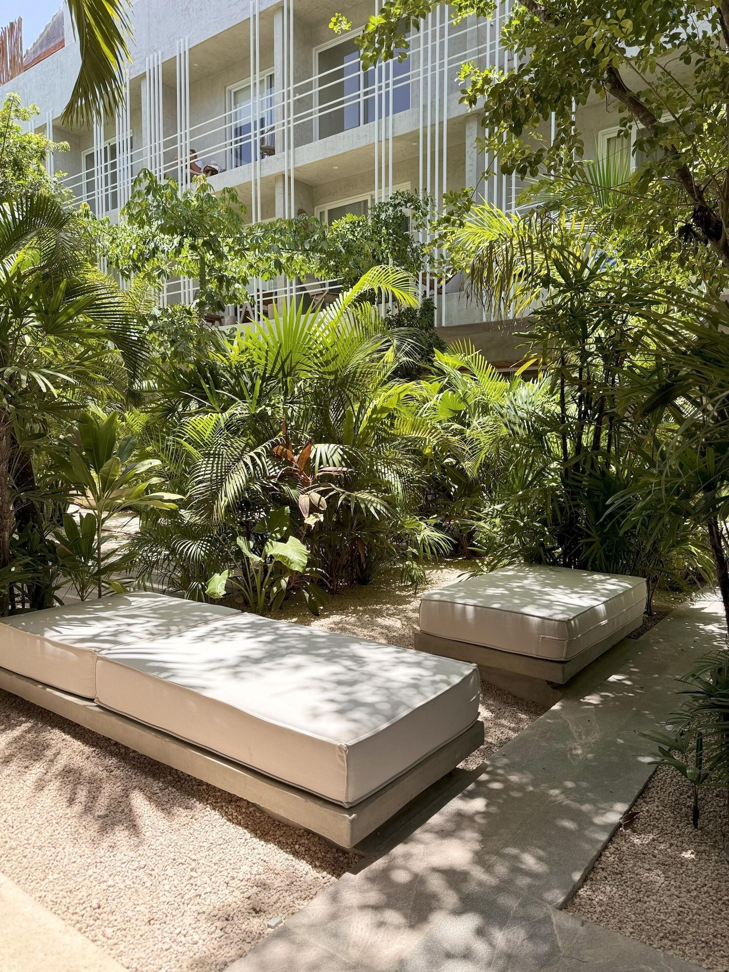Vista Exterior Jungle Chic Suites by Marea