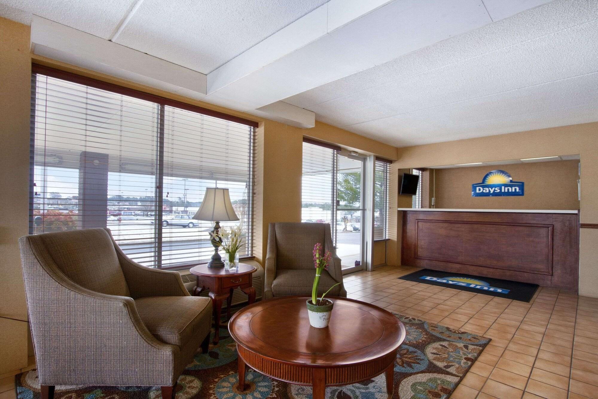 Vista Lobby Days Inn by Wyndham Seneca / Clemson Area