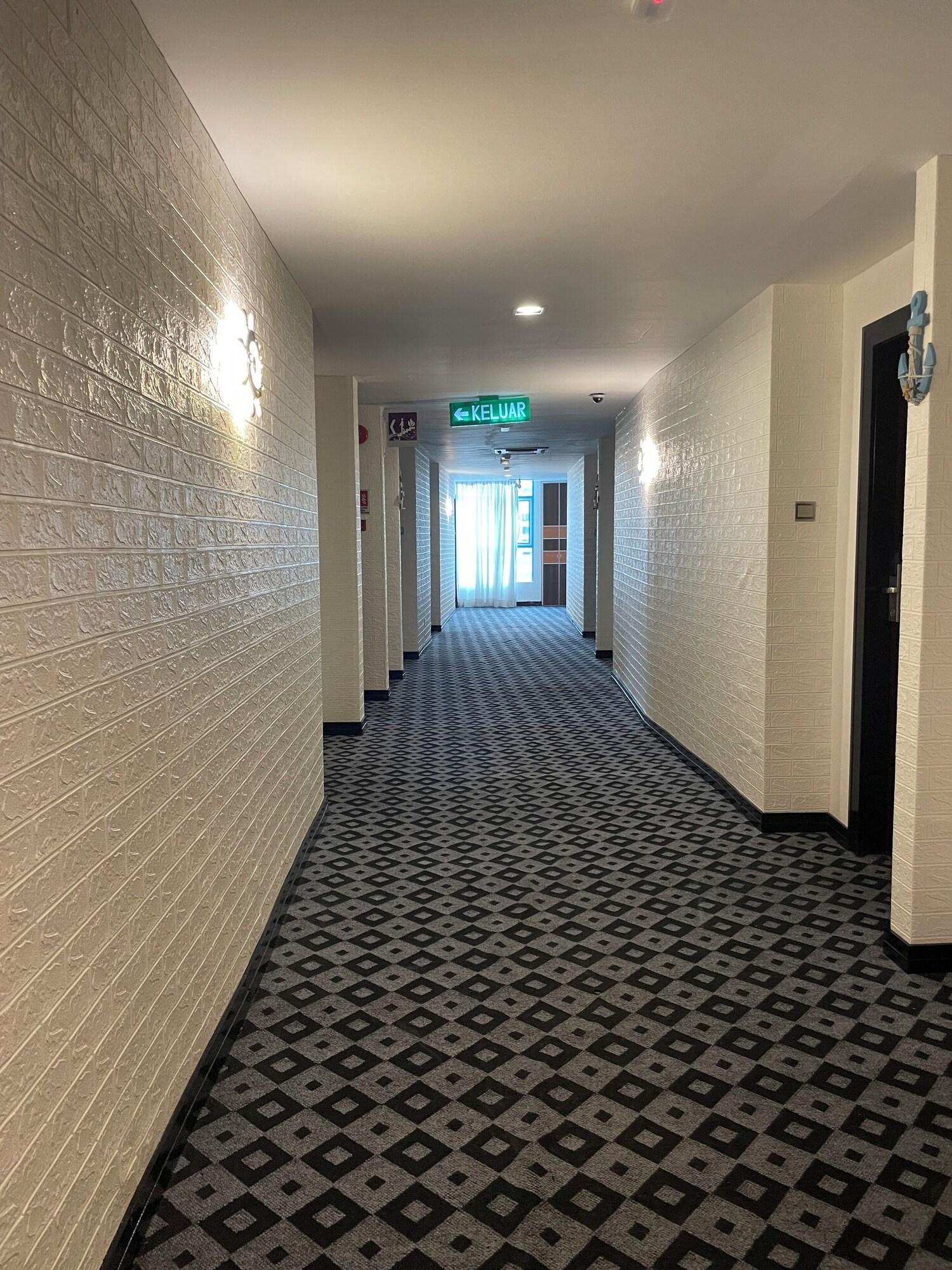 Varios New World Express Motel