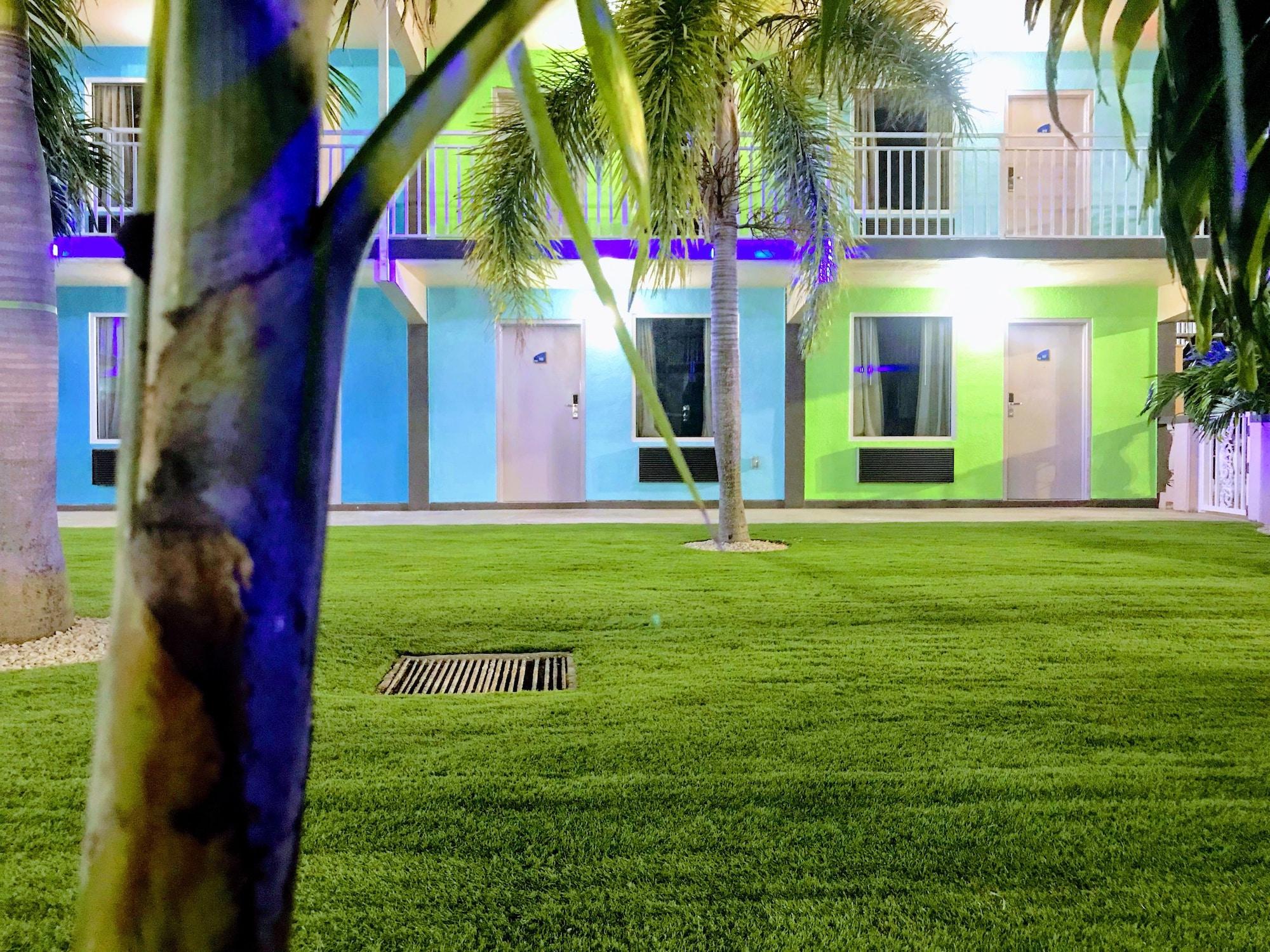 Vista Exterior Tropical Inn & Suites