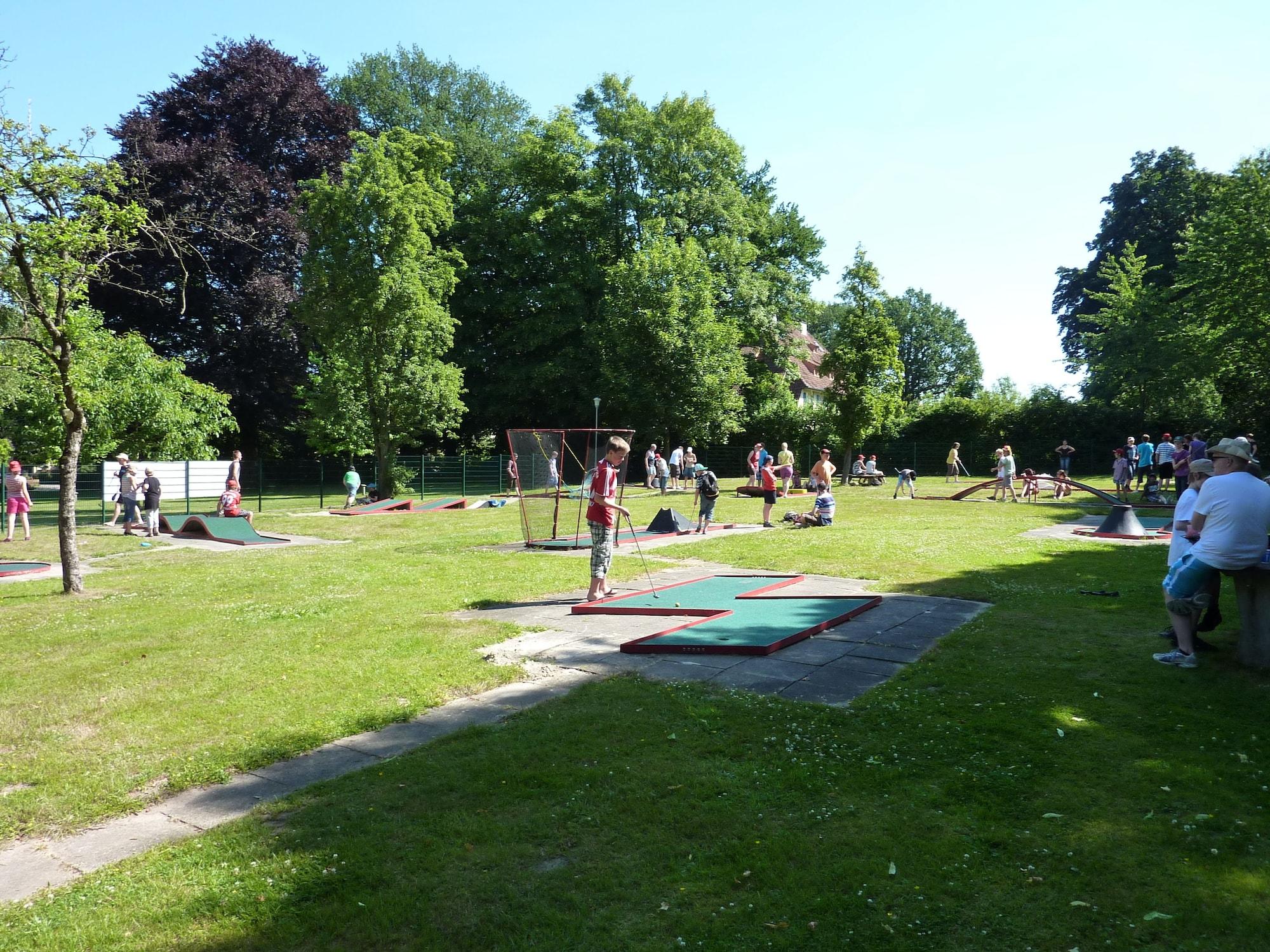 Campo de Golf AKZENT Hotel Zur Wasserburg , bed & breakfast