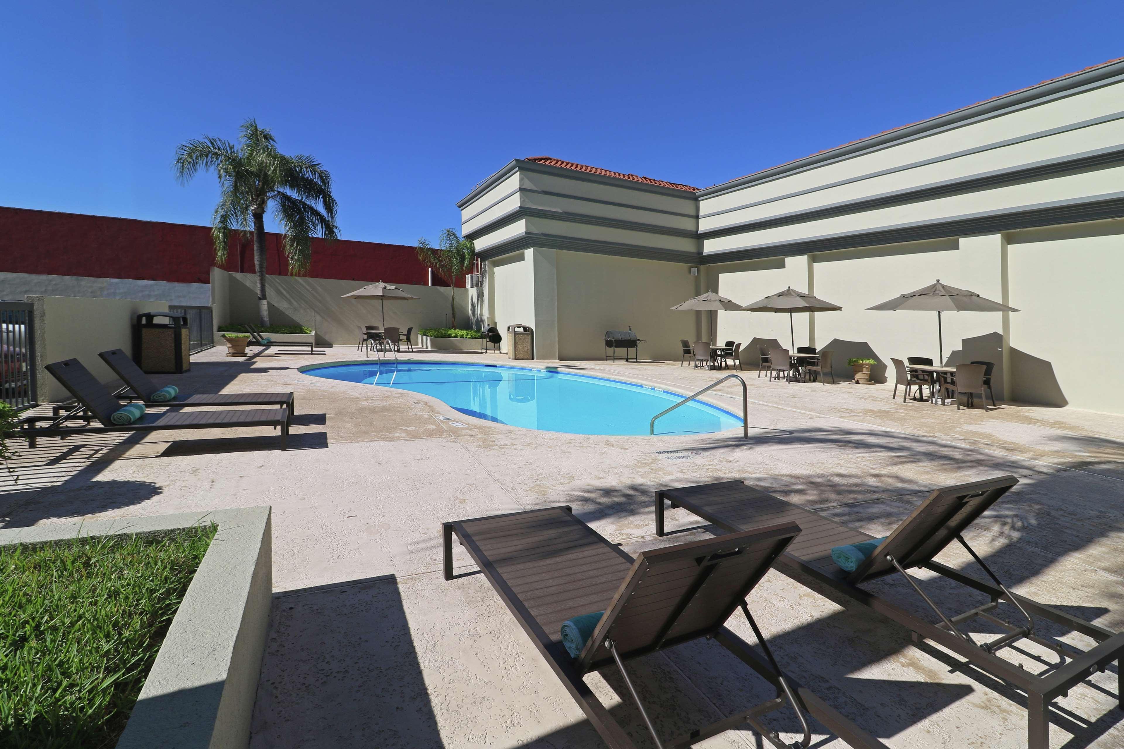 Vista Piscina Hampton Inn by Hilton Monterrey-Airport