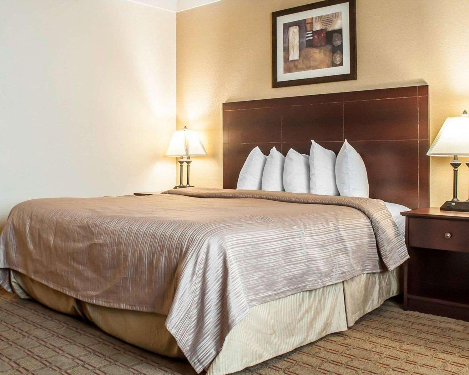 Suite Quality Inn Airport