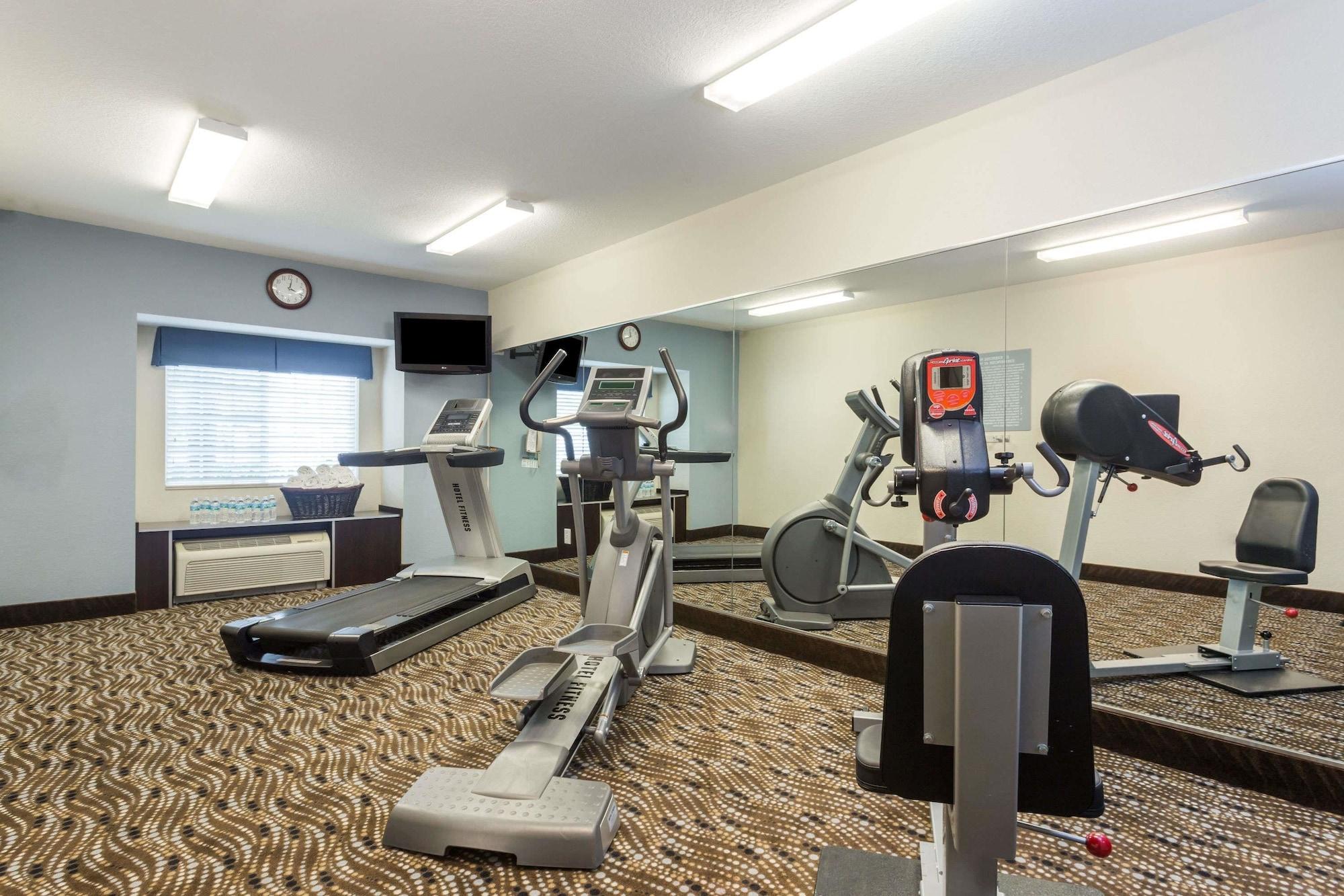 Gimnasio Microtel Inn & Suites by Wyndham Spring Hill/Weeki Wachee