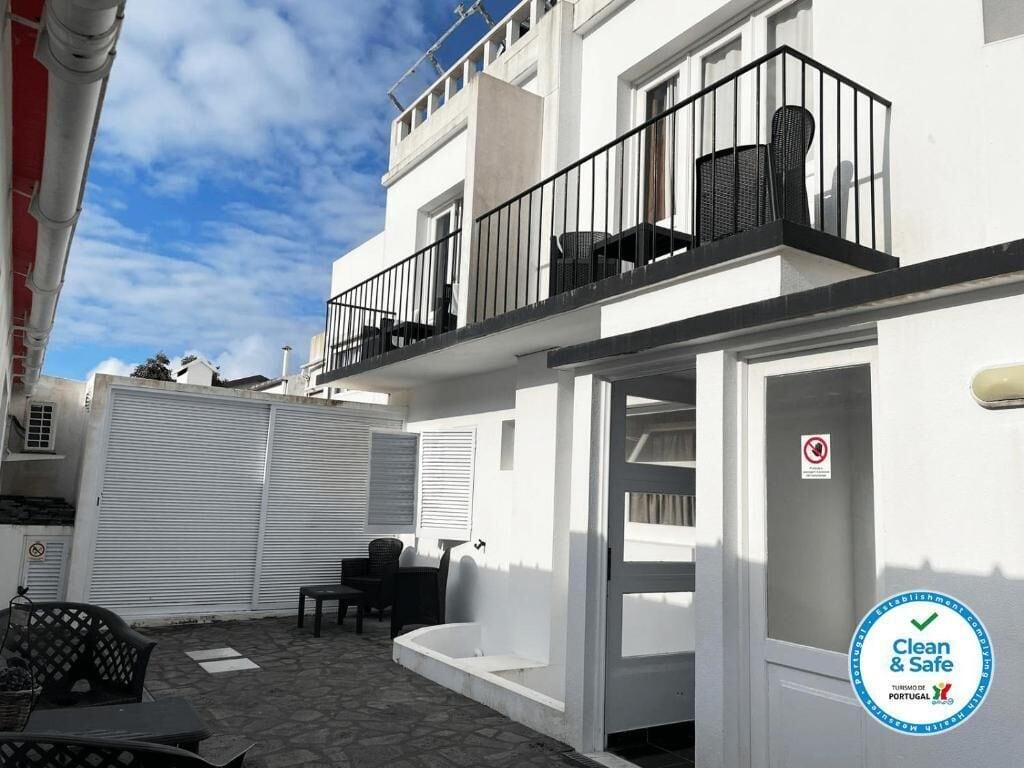 Vista Exterior The Rock Guest House