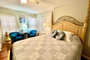 Alquiler Vacacional - 1.5 blocks to beach, sleeps 4, front porch & beach passes! Charming & spacious