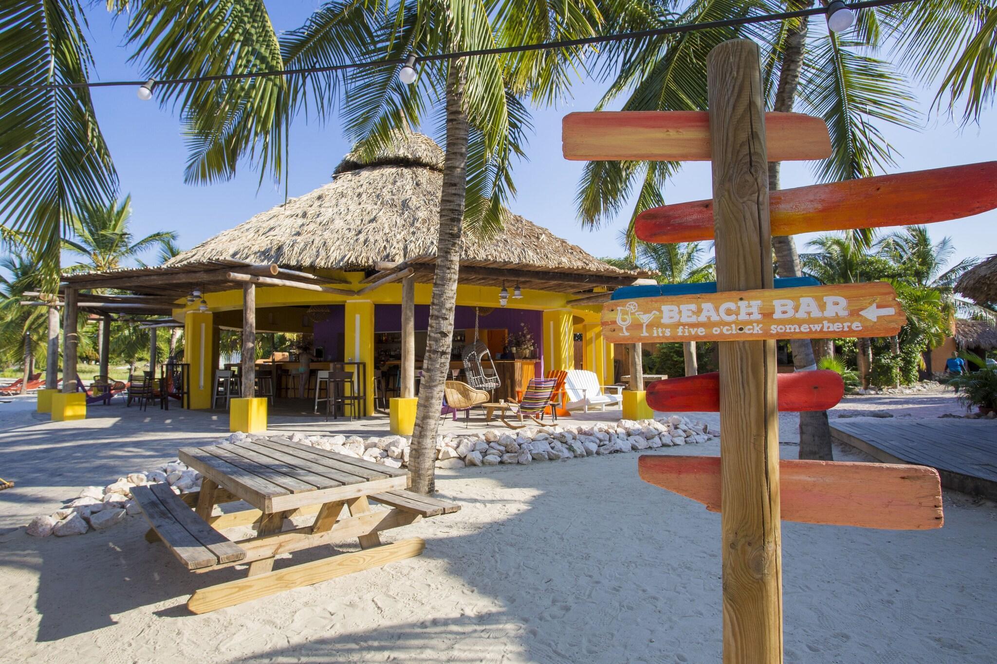 Bar/Salón Blue Bay Lodges
