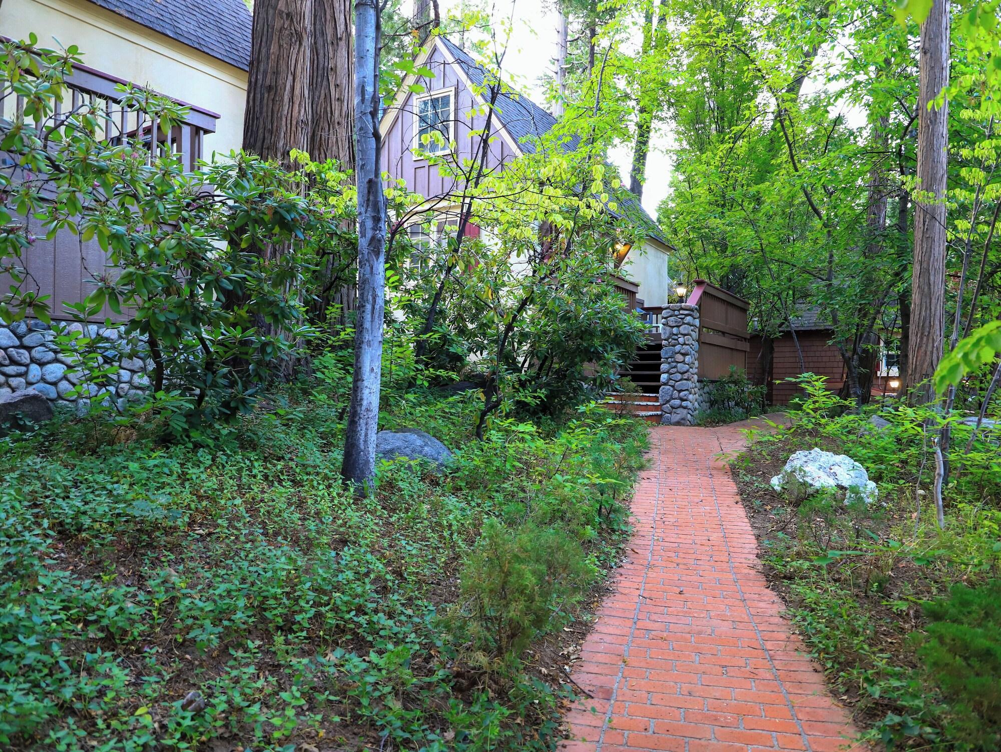 Varios Saddleback Inn
