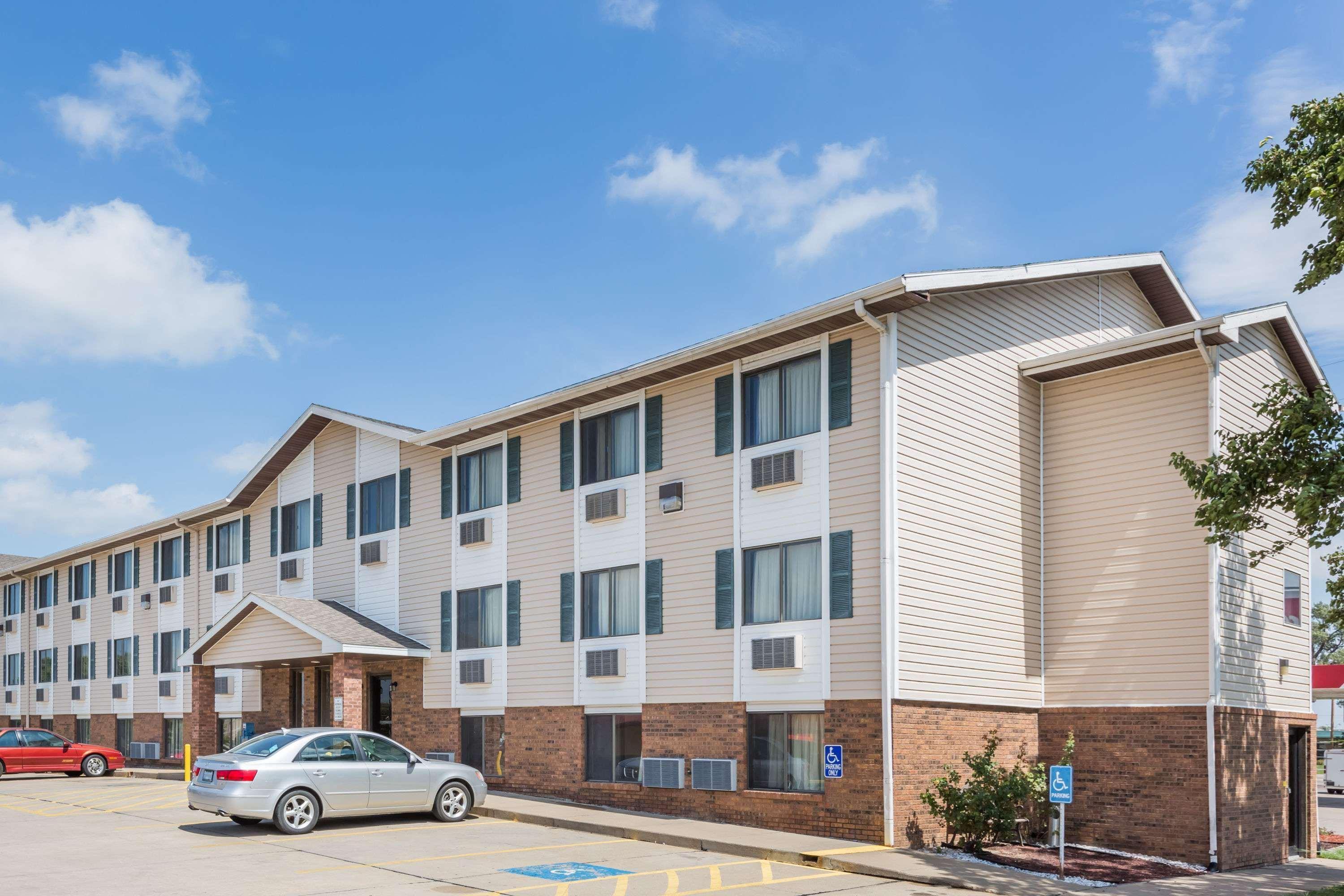 Vista Exterior Super 8 by Wyndham Manhattan KS