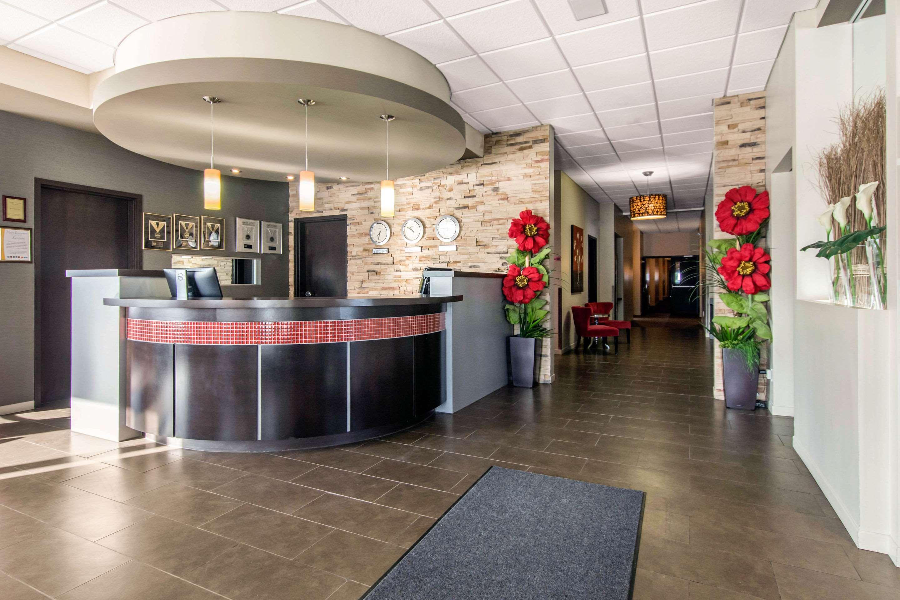 Vista Lobby Econo Lodge Inn & Suites St Apollinaire