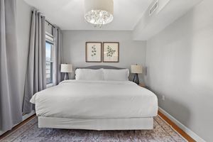 Renta Vacacional - 4BR Near Downtown Boston Private Driveway Parking & 1-Min Walk to Train