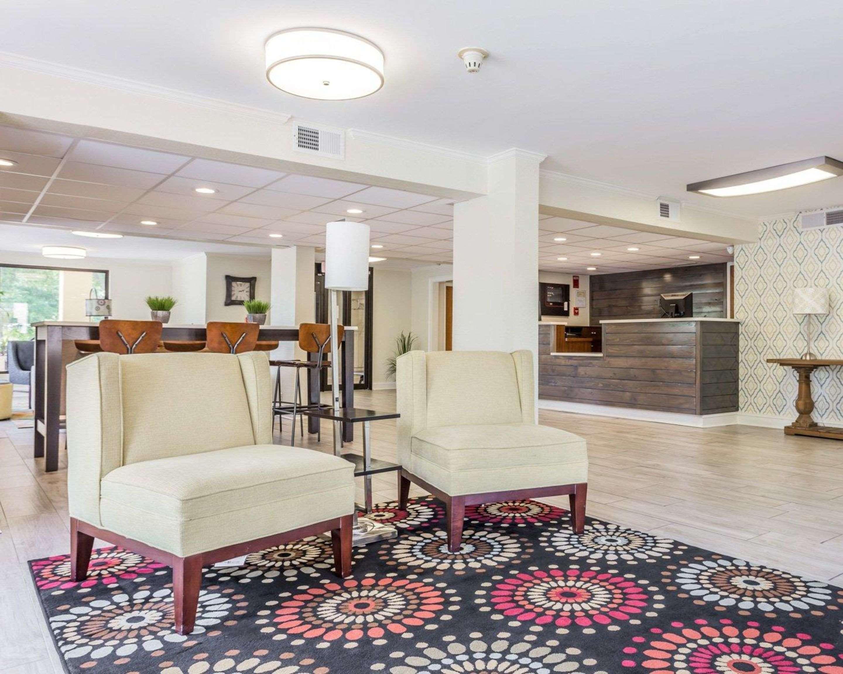 Vista Lobby Clarion Inn Mt. Pleasant