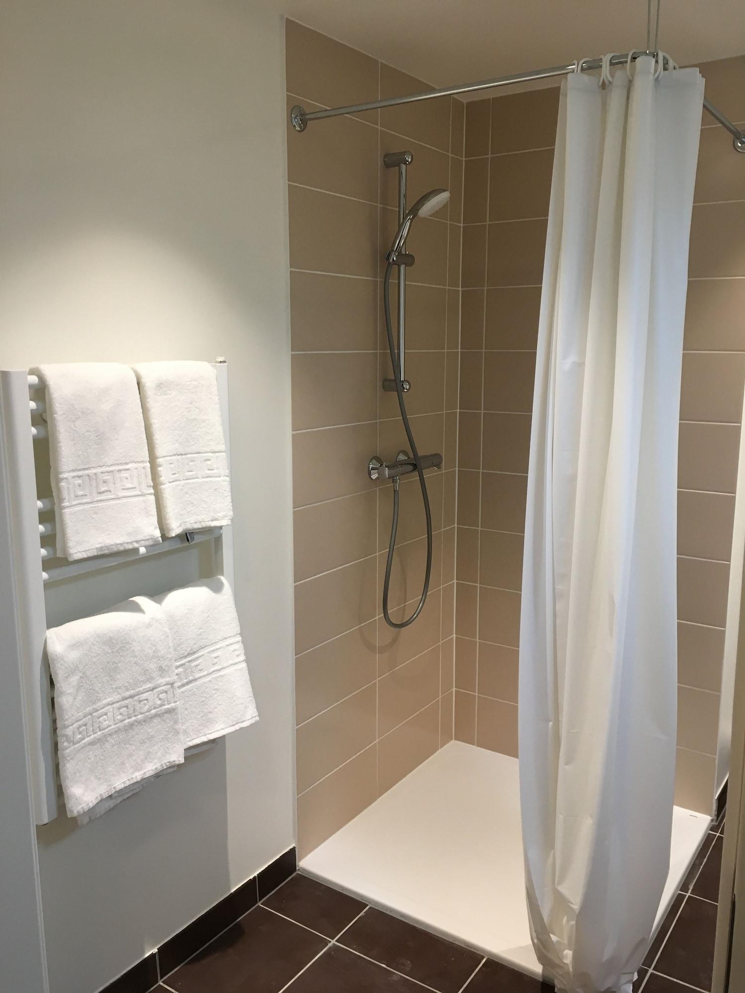 Equipamiento de Habitación KOSY Appart’Hôtels – Art’ & Facts