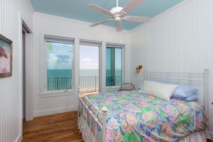 Alquiler Vacacional - The Blue Marlin - Beachfront Oasis with Private Beachside Pool & Boat Dock
