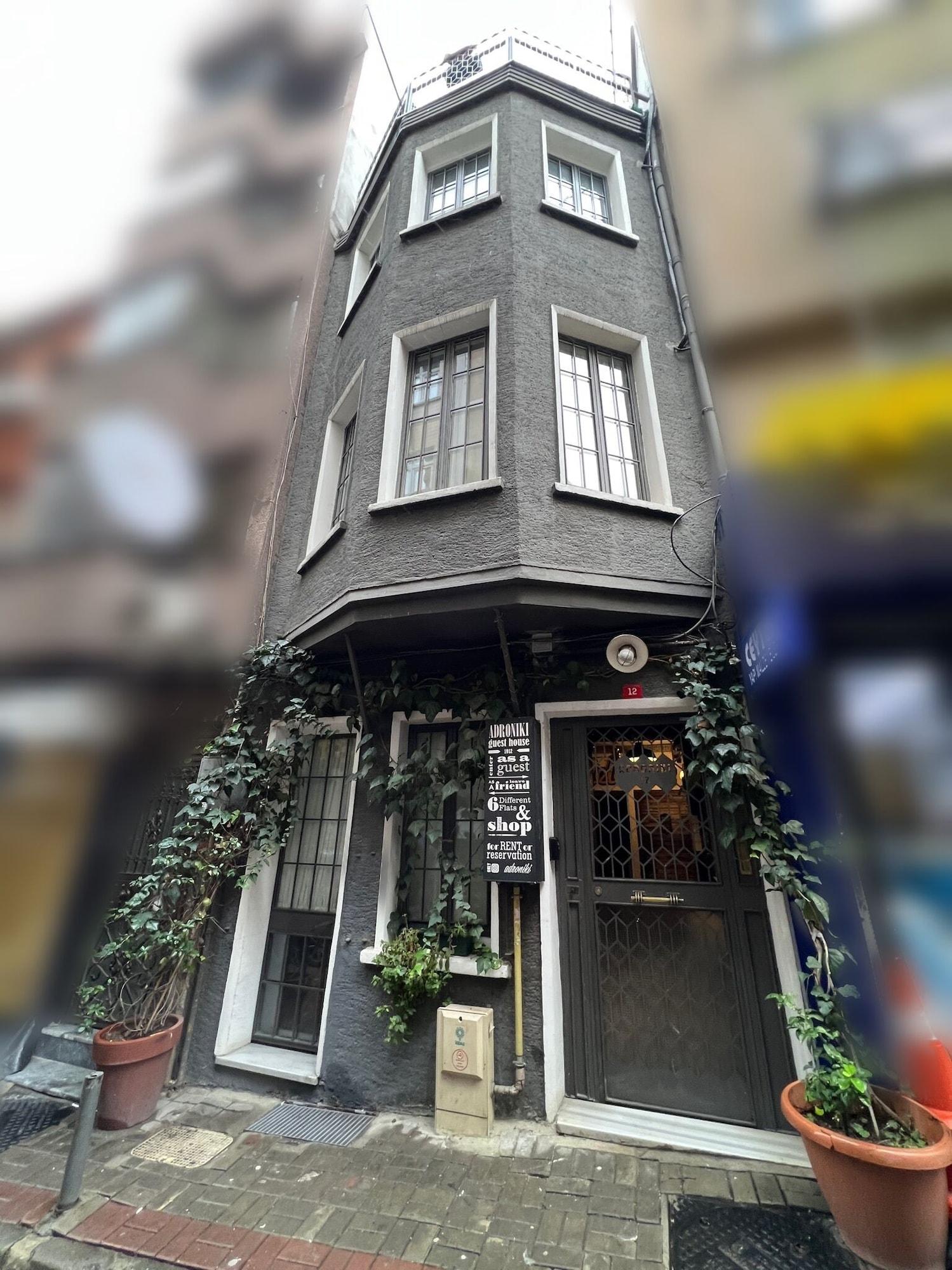 Vista Exterior Adroniki