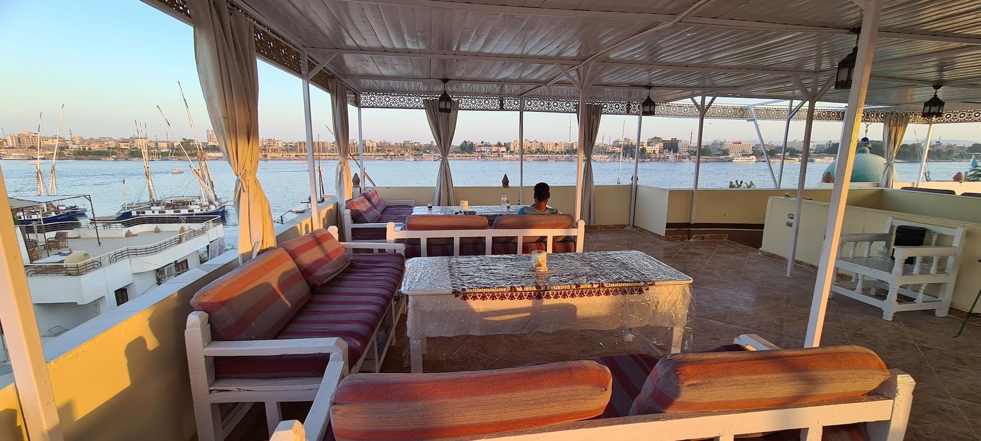 Bar/Salón Senmut Luxory Apartments