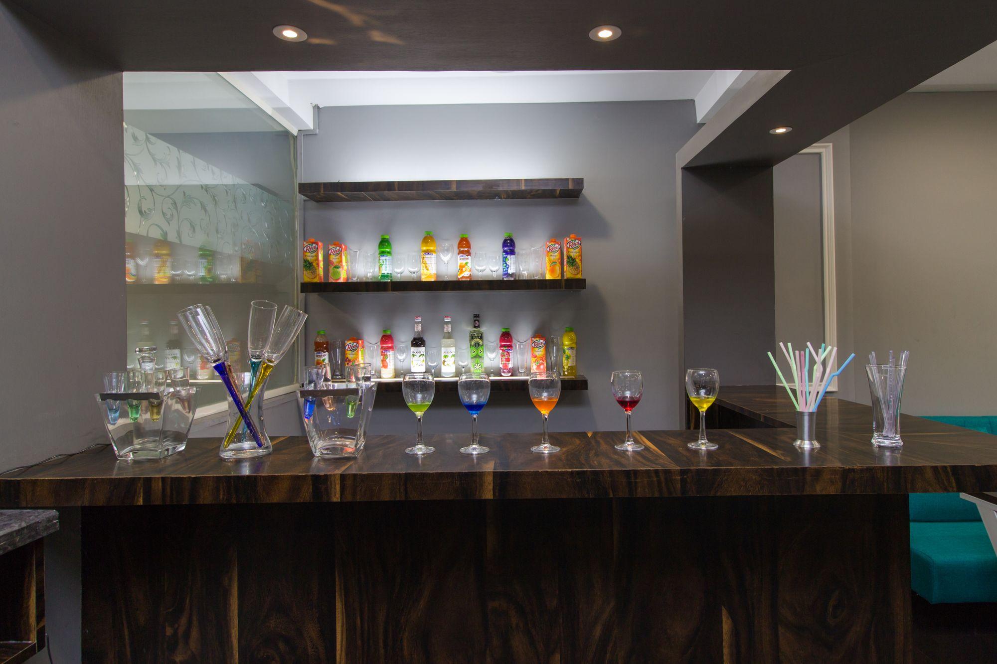 Bar/Salón OYO 8941 Hotel Golden Leaves