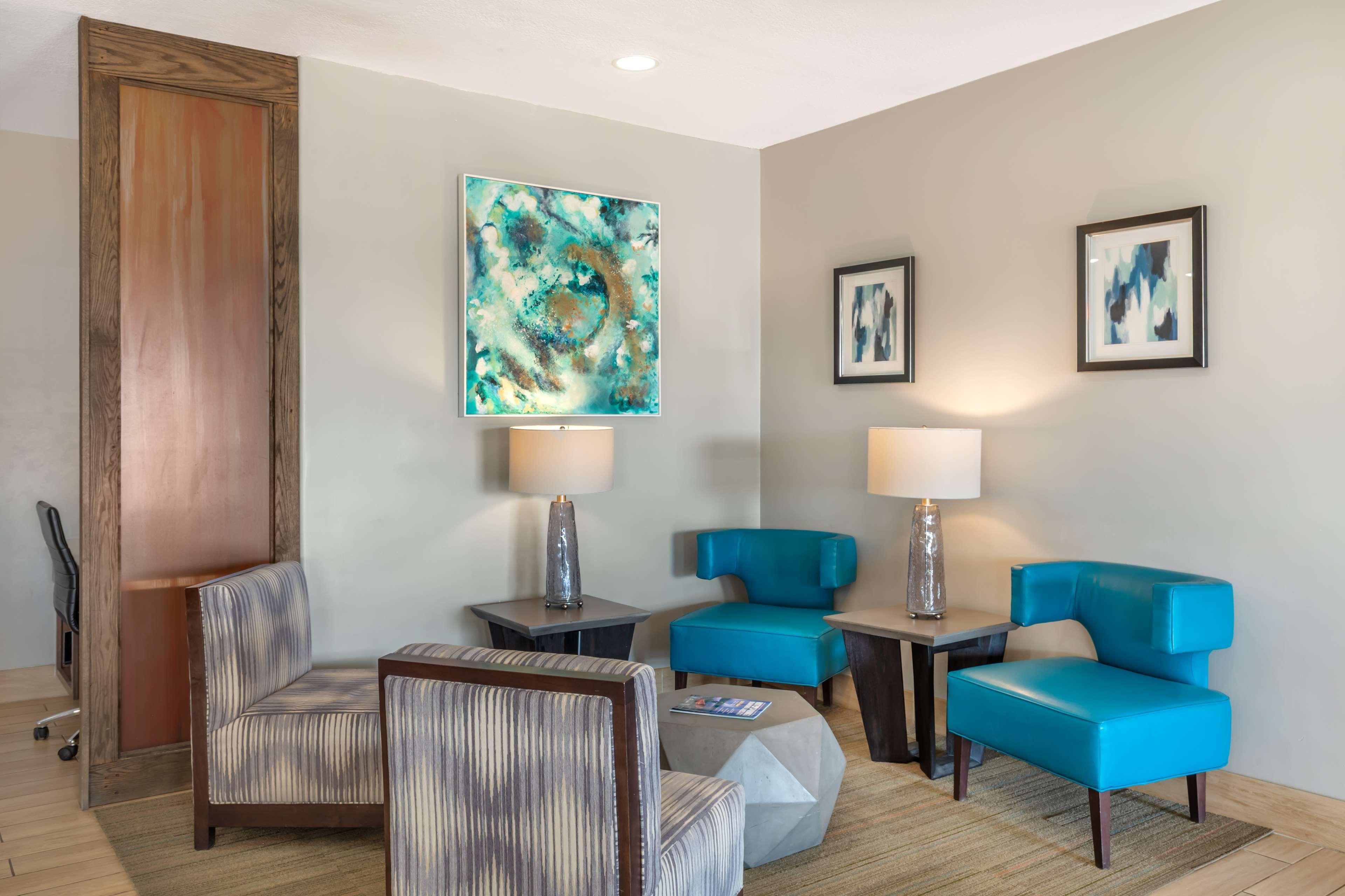 Vista Lobby Best Western Club House Inn & Suites