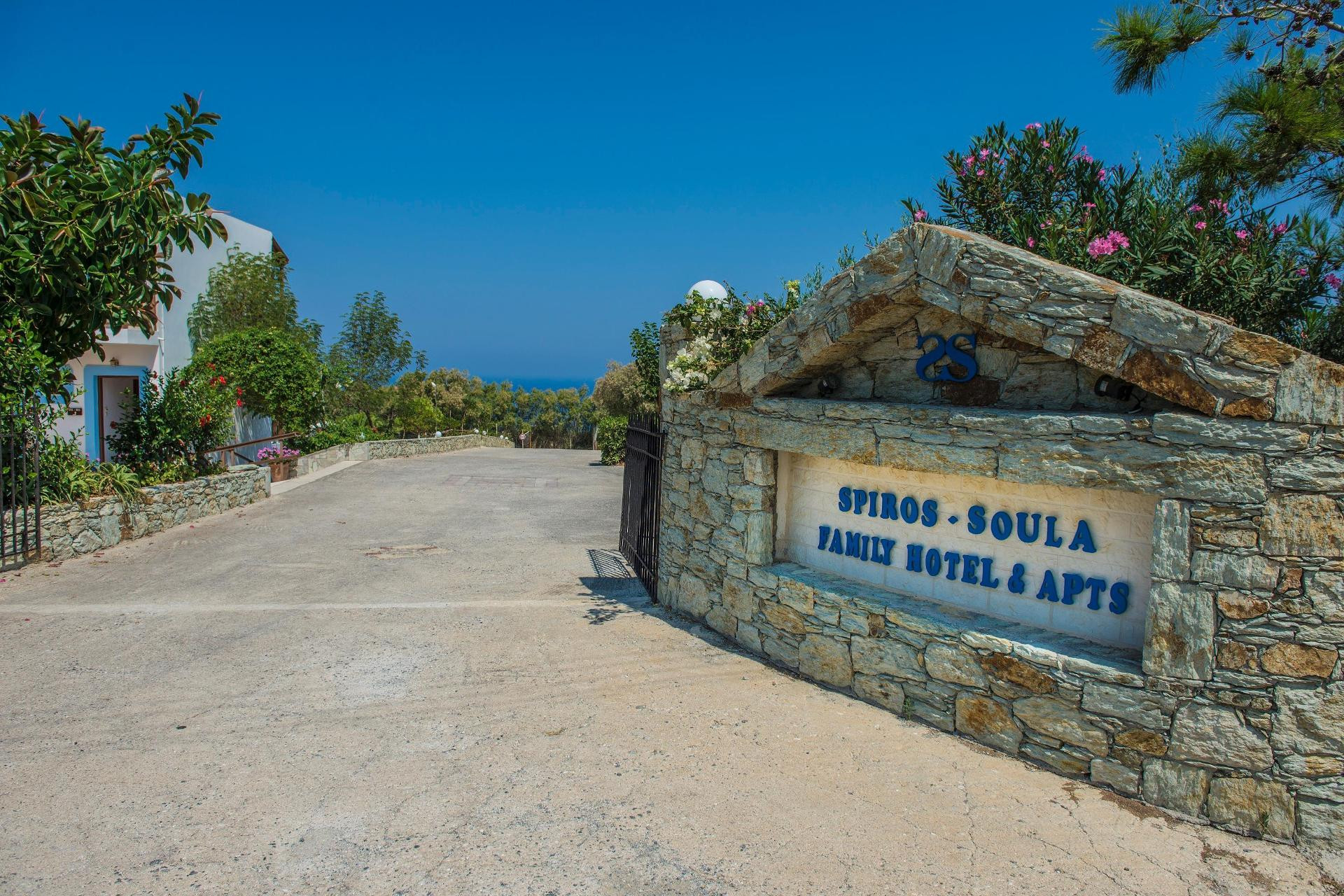Vista Exterior Spiros-Soula Τhematic Suites & Apts