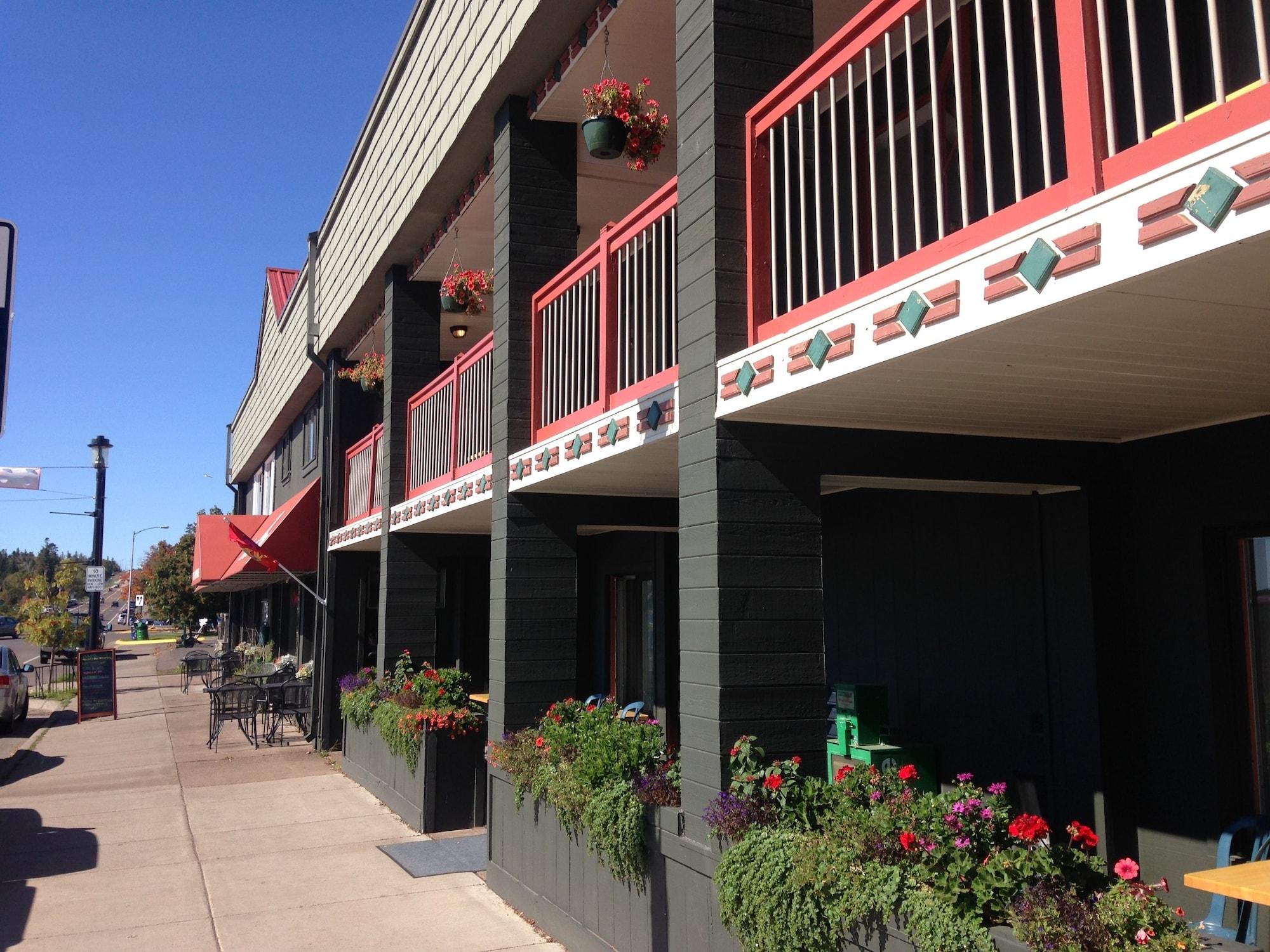 Vista Exterior Harbor Inn Self Check-in Hotel