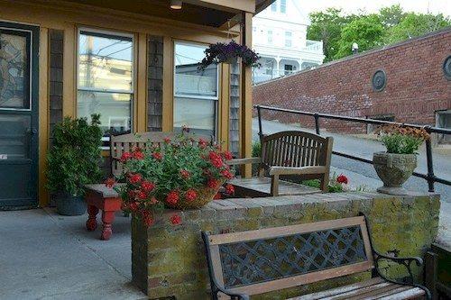 Vista Exterior Crew's Quarters Boarding House Caters to Men