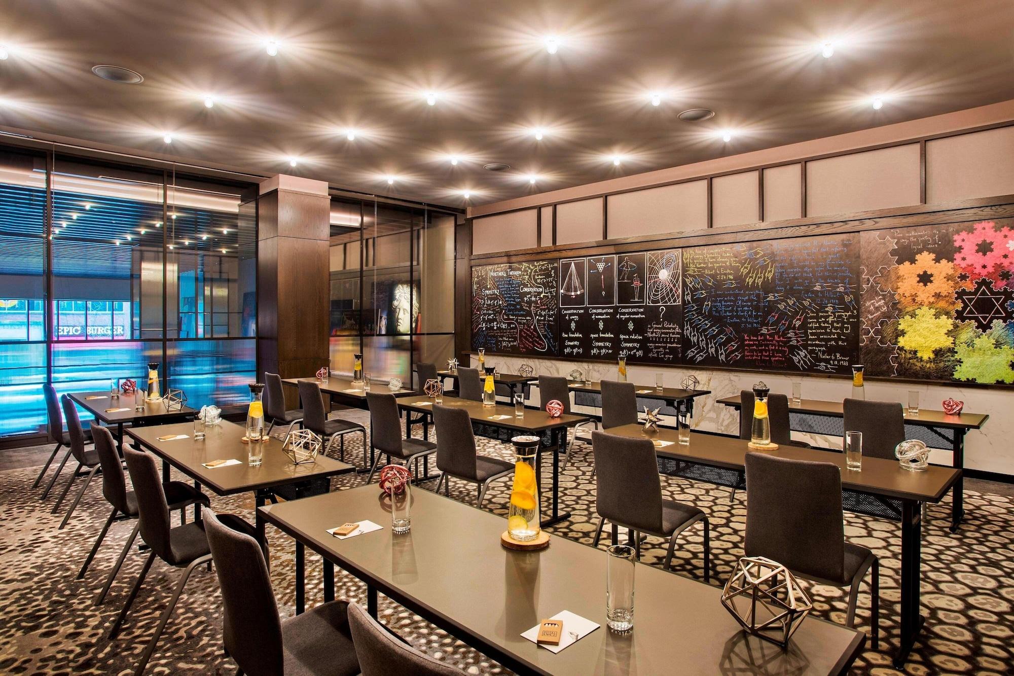 Sala de Reuniones Hotel EMC2, Autograph Collection